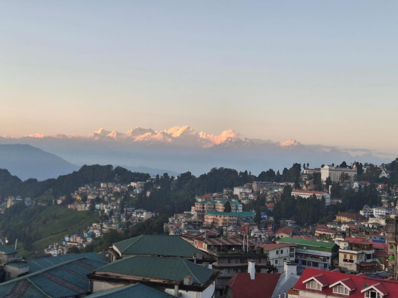 Monratino Himadrie -2 Mins Walk From Mall Road - All Rooms Have Kanchenjunga Mountain View Darjeeling  Ngoại thất bức ảnh